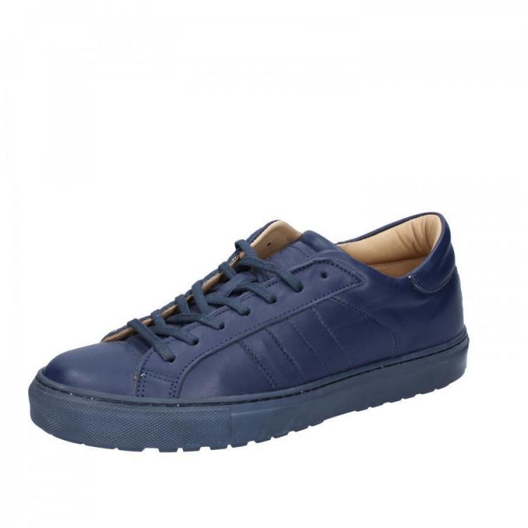 Blauer Schuh D.A.T.E..jpg